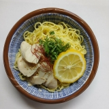 画像:鶏チャーシューとレモンの冷やし塩ラーメン
